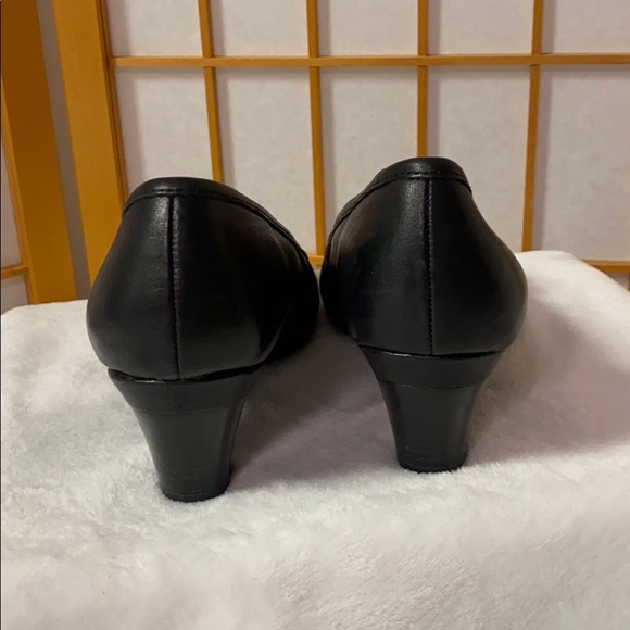 Strictly Comfort Black Leather Heels Sz 8.5 - Picture 3 of 5